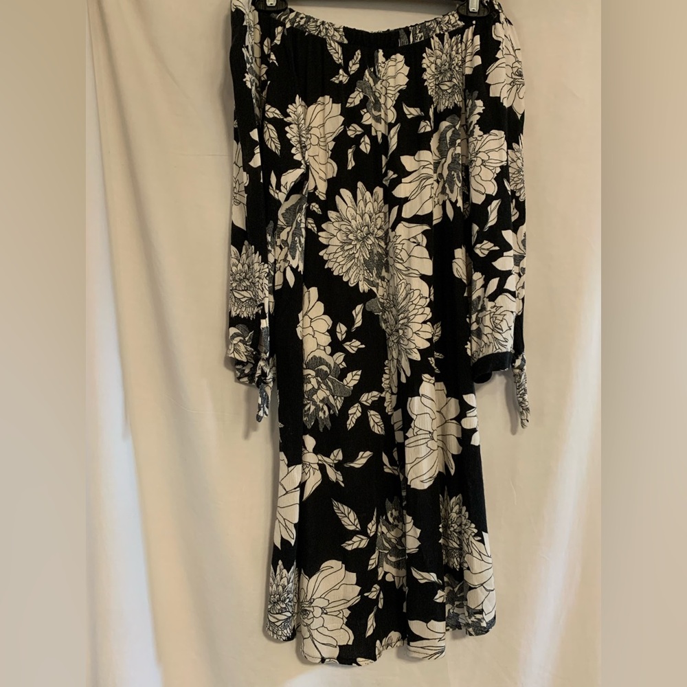 Black and White Floral Off-the-Shoulder Tunic Size M